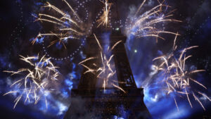 Con impresionante pirotecnia, cientos de drones y desfile militar, Francia celebró el Día de la Bastilla: Imágenes y videos
