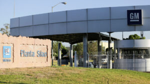 General Motors detiene producción en planta de camionetas en México