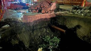 Lluvias provocan caos en Guadalajara: se abre megasocavón, colapsa barda y rescatan a un hombre de morir ahogado