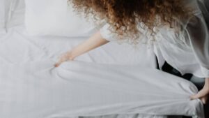 Cómo hacer la cama como en un hotel de lujo: paso a paso explicado por una experta