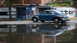 ¡Como si nada! Hombre se baña y nada en agua desbordada del río Camarón en Acapulco