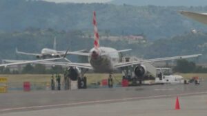 Escena impactante: filtran segundo vídeo de hombre que se lanza a turbina de avión