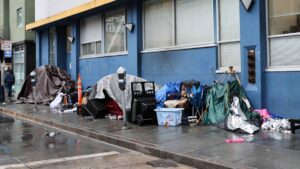 Trump ordena desmantelar de las calles los campamentos de personas sin hogar