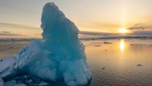 Imágenes muestran Iceberg gigante cerca de un pueblo de Groenlandia; temen evacuaciones
