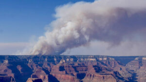 Así se ve el incendio del Gran Cañón desde el espacio: impactantes imágenes satelitales