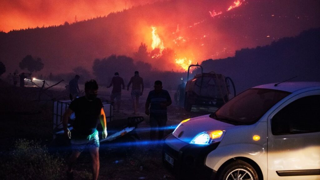 Un incendio forestal en la isla griega de Creta provoca evacuaciones y amenaza viviendas; bomberos luchan contra las llamas con apoyo aéreo y marítimo