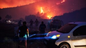 Videos: incendio arrasa bosques en Creta; evacuan a turistas y residentes