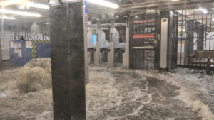 Lluvias provocan impresionantes inundaciones en el Metro de Nueva York: VIDEOS