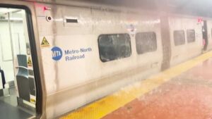 Videos: lluvias inundan calles y metro de NY; hay estado de emergencia