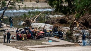 Desmienten solicitud de green card a rescatistas mexicanos tras inundaciones en Texas