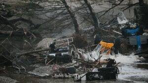 Inundaciones en Texas dejan 27 muertos; continúan búsqueda de niñas desaparecidas