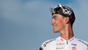 Isaac del Toro le cede el triunfo a su compañero en La Clásica de Ordizia 2025