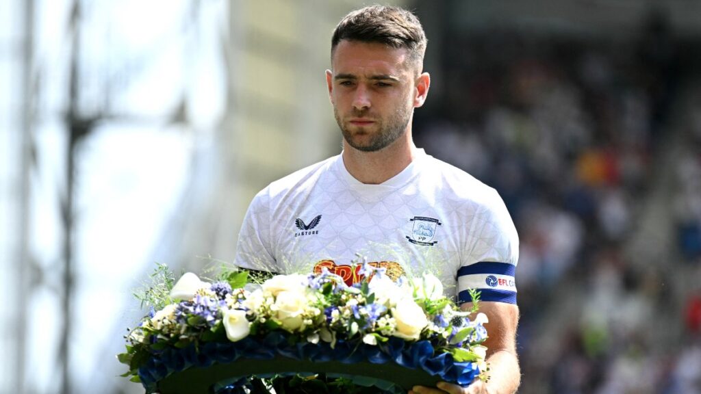 Ben Whiteman coloca una corona de flores en memoria del Diogo Jota.