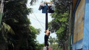 Video: jóvenes caen desde 7 metros en palo encebado