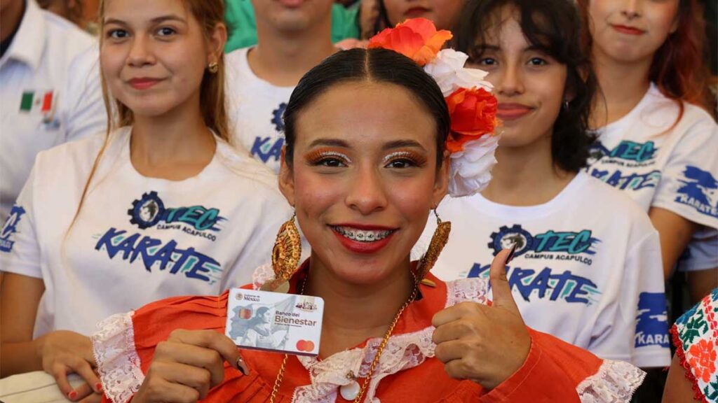 Entrega de tarjetas a beneficiarios de Jóvenes Construyendo el Futuro.