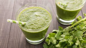 Jugo de perejil: para qué sirve y qué beneficios tiene