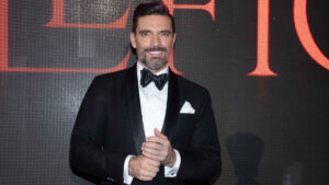 Julián Gil interrumpe transmisión en vivo y es empujado por reportero