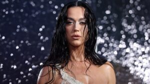 Katy Perry casi cae de una esfera en pleno show en Australia; video se viraliza