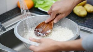 ¿Es absolutamente necesario lavar el arroz? Esto dice una experta