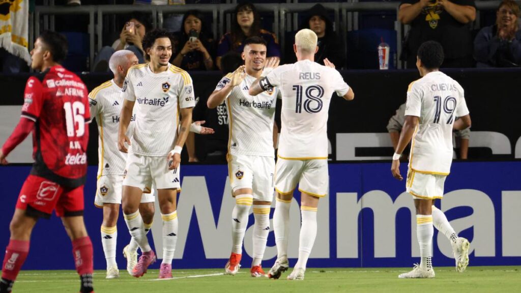 Jugadores del Galaxy festejan gol ante Xolos | Kiyoshi Mio-Imagn Images