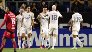 Tijuana cae por goleada ante el LA Galaxy pese a doblete de Gilberto Mora
