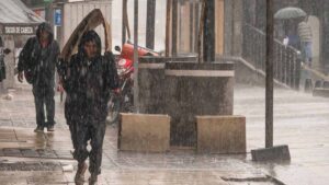 Flossie sube a categoría 3; prevén lluvias torrenciales y alto oleaje