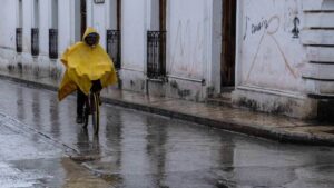 Tormentas, granizo y Metro lento: así se vive este sábado lluvioso en la capital