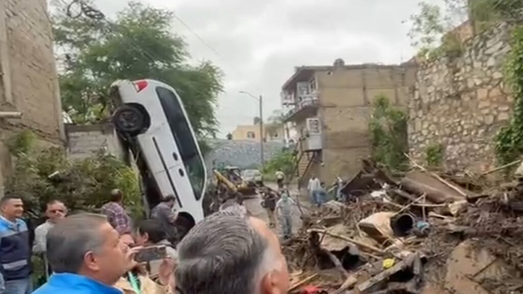 lluvias-en-zapopan-dejan-un-bebe-muerto-casas-colapsadas-y-autos-apilados