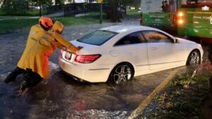 Fuertes lluvias dejan automóviles flotando en el agua y a personas atrapadas en ellos en Zapopan, Jalisco: VIDEOS