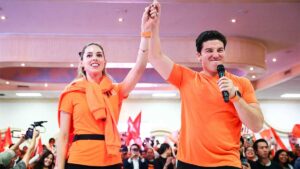 Critican a Samuel García y Mariana Rodríguez por “presumir” la enorme colección de zapatos de su hija de 2 años