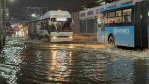 Inundaciones paralizan Ecatepec y Coacalco; colapsa drenaje y suspenden Mexibús