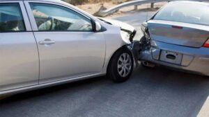 Graban a presunto montachoques agrediendo a adultos mayores en Nuevo León