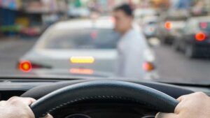 ¡Por poquito! Mujer se salva de milagro de ser atropellada en un estacionamiento de Monterrey