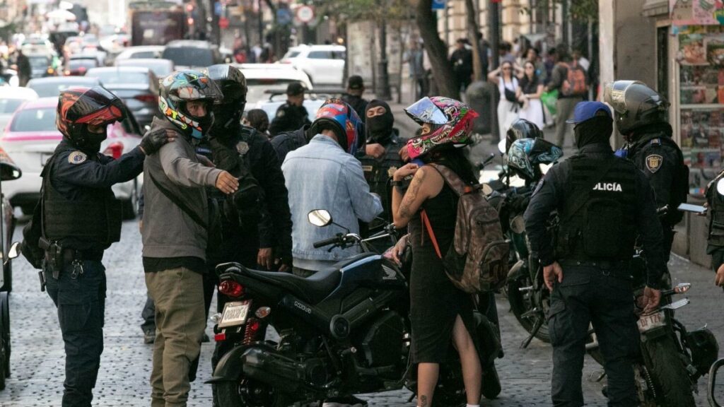 SEMOVI anuncia acciones legales contra transporte en moto por apps al operar fuera de la ley. Llaman a no usar estos servicios por seguridad.