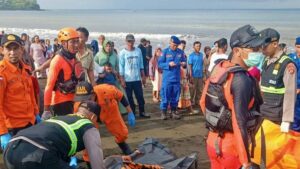 Naufragio en turística isla de Bali deja al menos cuatro muertos y casi 40 desaparecidos