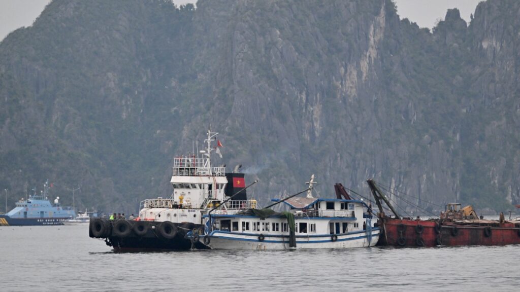 Naufragio de barco turístico en Vietnam deja al menos 38 muertos