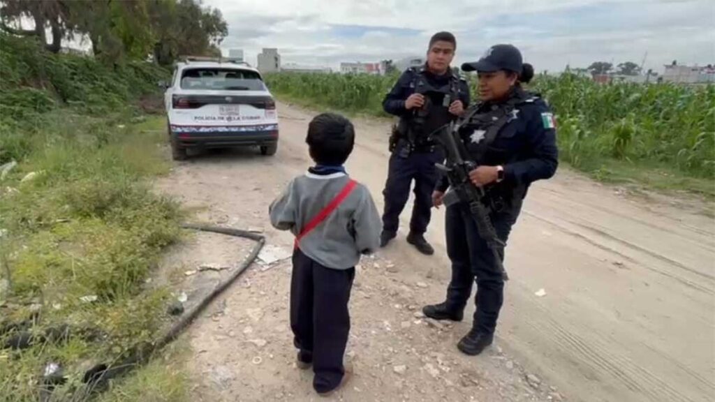 Policias auxiliaron al niño que deambulaba en carretera.