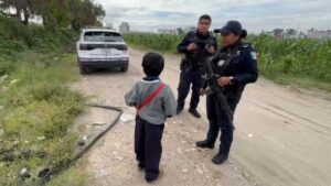 Rescatan a niño en carretera de Puebla; caminaba solo para buscar a su papá