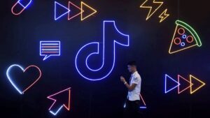 Reto de TikTok pone vidas en riesgo: jóvenes se cuelgan de puentes y edificios