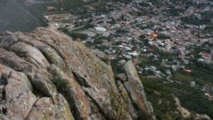 Mujer que dijo “ser ciudadana americana” raya monolito de Peña de Bernal; autoridades aseguran que la sancionaron