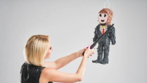 Crean piñata de “Lady Ramona”, la invasora de Tampico, y se vuelve viral