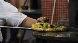 ¿Pizza con “extra proteína”? Captan gusanos en Little Caesars de Cuernavaca