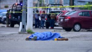 Matan a un policía cada día en México en 2025; Sinaloa y Guanajuato, a la cabeza