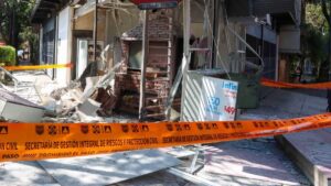 Policías de CDMX rescatan a un hombre atrapado tras explosión por gas