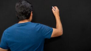 Detienen en Chiapas a profesor tras denuncia pública de acoso por una alumna