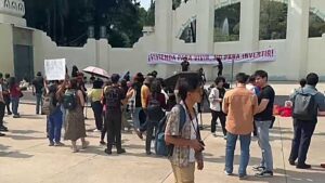 Entre consignas, colectivos protestan contra gentrificación; hubo conatos de pelea y daños a una cafetería