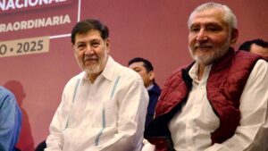 Senador Adán Augusto López acude al Consejo Nacional de Morena, en medio de empujones