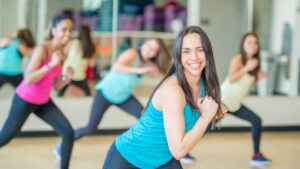 Zumba con estilo: mujeres se ejercitan al ritmo de “Mentiras” y se vuelven virales