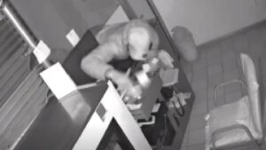 Roban por tercera vez pastelería en Puebla; hay video del ladrón