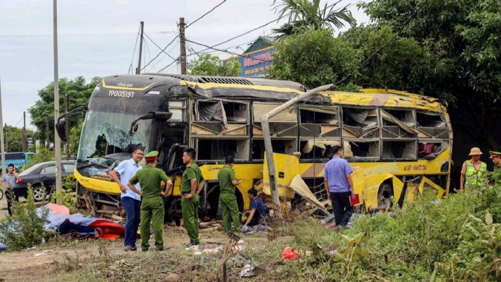 Al menos 15 muertos tras caída de autobús en Perú; el vehículo rodó 50 metros por un barranco en Junín con 60 pasajeros a bordo.